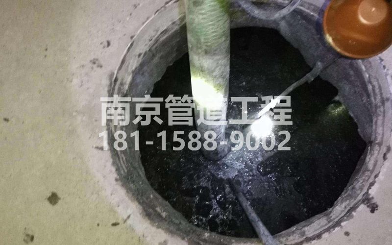 216乐山路清理化粪池