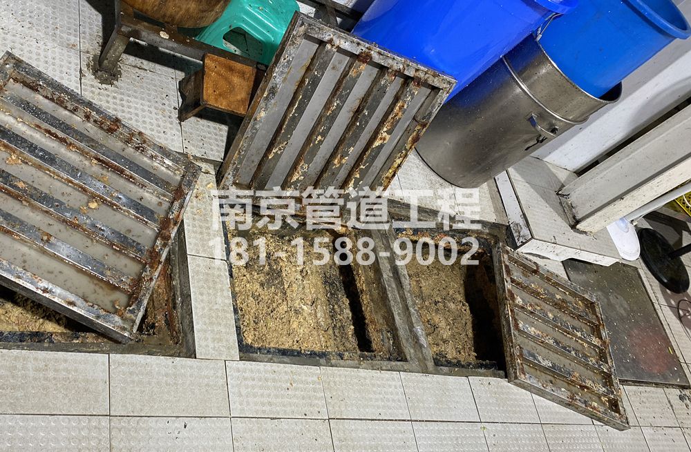 278乐山路城管中队食堂隔油池清理